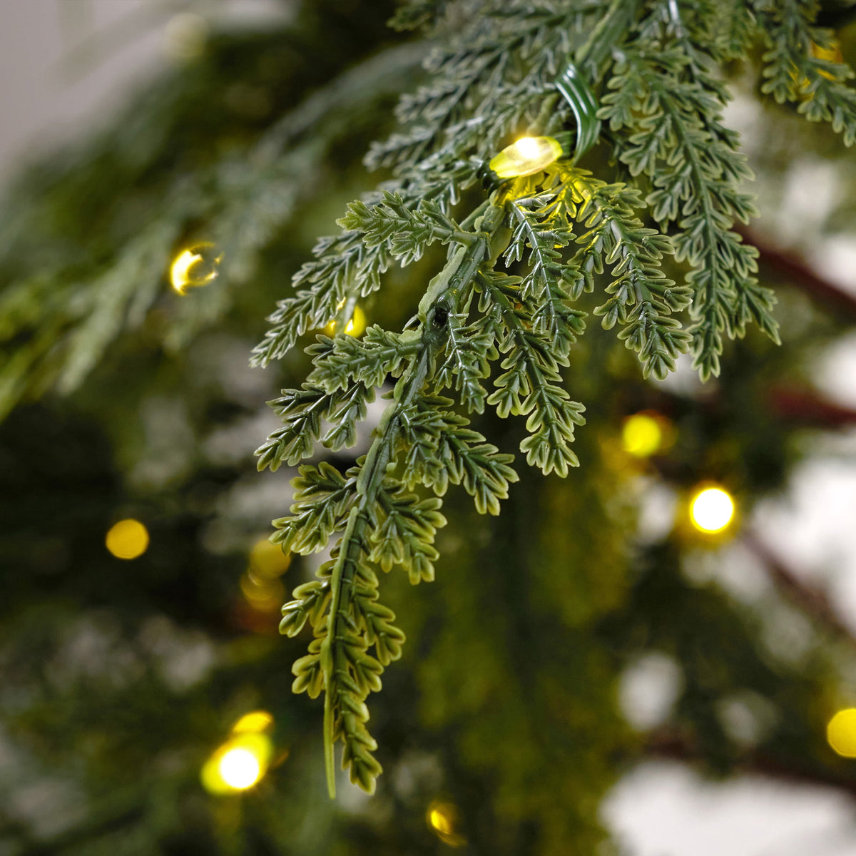  7.5' Pre-Lit Green Cypress Artificial Christmas Tree with 500 Warm White Twinkle LED Lights, Full-Bodied Xmas Tree with Metal Stand, Indoor Holiday Decoration